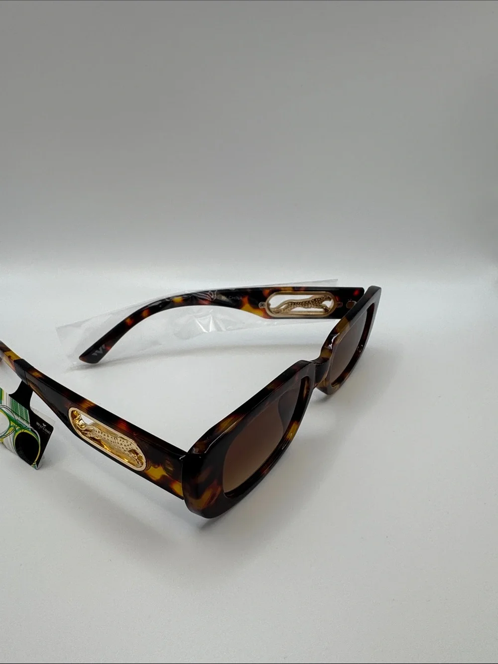 The Unbranded Brand chic tortoiseshell